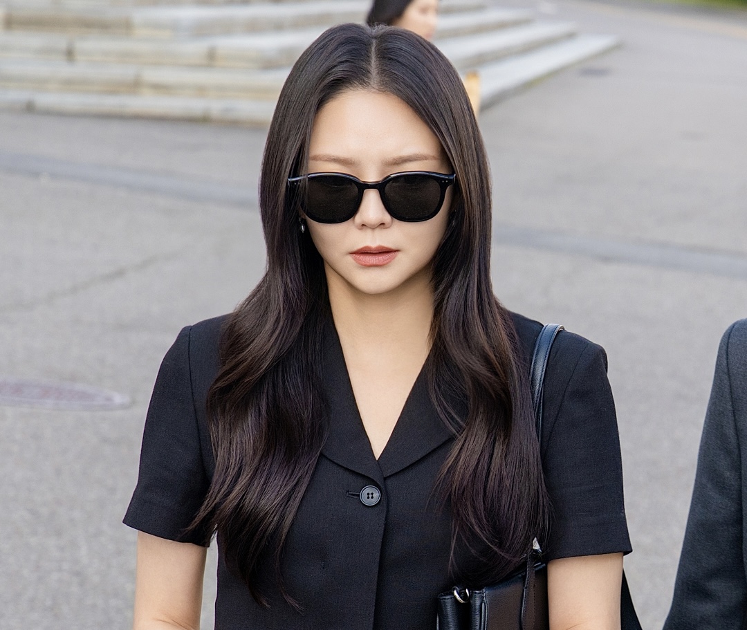 Phantom Lawyer (2026): Esom Pilih Bergabung dengan Yoo Yeon Seok, Menjadi Lawan Firma Lama 1 Phantom Lawyer (2026)
