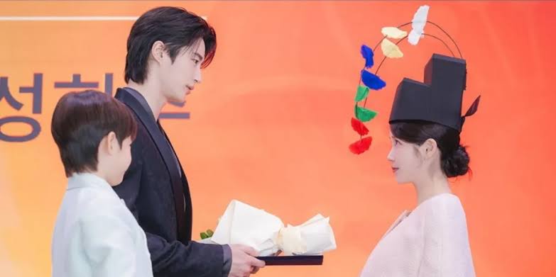 ‘Perfect Crown’ Cipta Fenomena Raih Rating 11.1%! Byeon Woo Seok Terima Lamaran IU 5 Perfect Crown