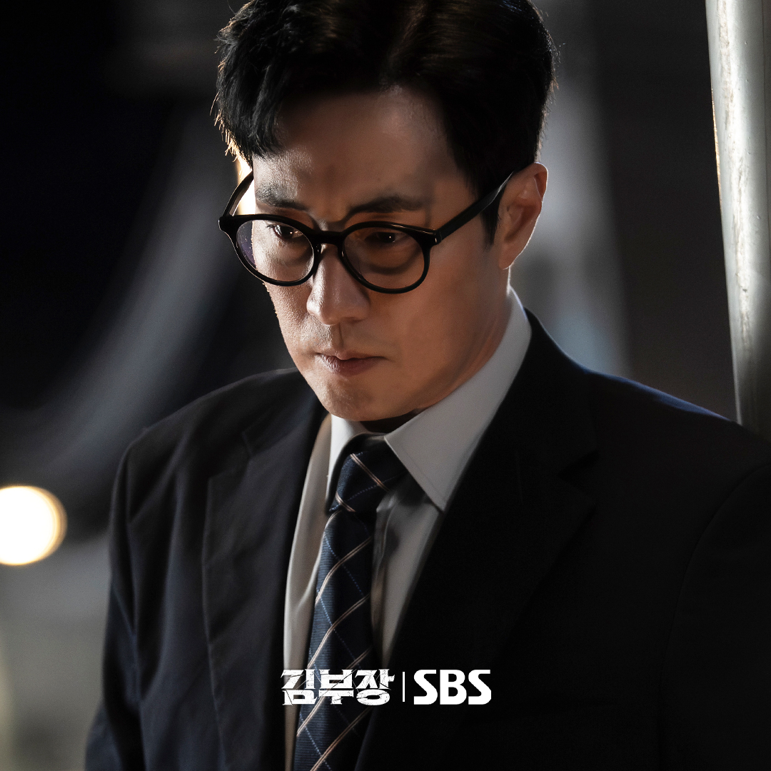 So Ji Sub Pertaruh Emosi Sebagai Bapa Tunggal Dalam ‘Agent Kim Reactivated’, Pamer Sisi Berbeza Sebagai Ejen Elit Bersara 1 Agent Kim Reactivated